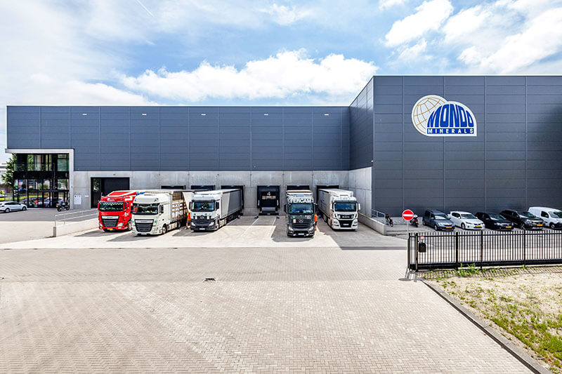 DHG VERKOOPT DISTRIBUTIECENTRUM VAN 5.200 M² IN AMSTERDAM AAN CORDING